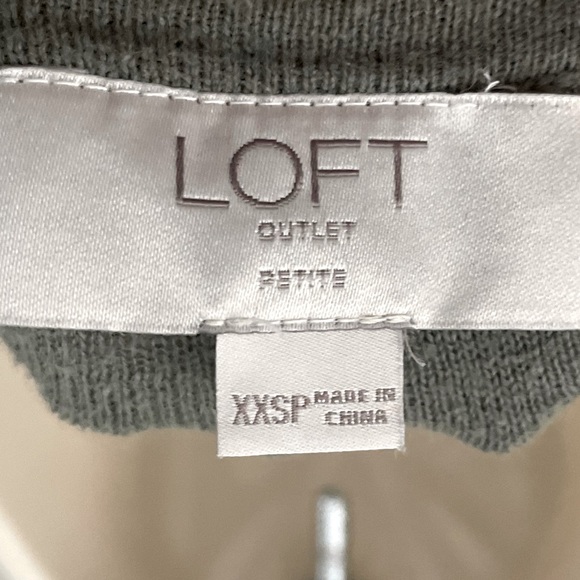 LOFT WOMANS LIGHT WEATHERED SWEATER - Picture 2 of 5